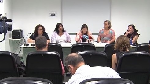 Representantes de ADHEX, APRAMP, MALVALUNA Y MZC con la Consejera de Igualdad, Isabel Gil Rosiña (en medio) en la presentación de la iniciativa ante los medios de comunicación.